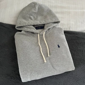 Ralph Lauren Hoodie - Säljer denna snygga och stilrena Ralph Lauren hoodie. Hoodien är storlek S och är i väldigt bra skick!