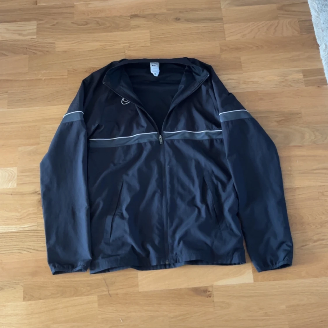 Svart vindjacka från Nike - 2