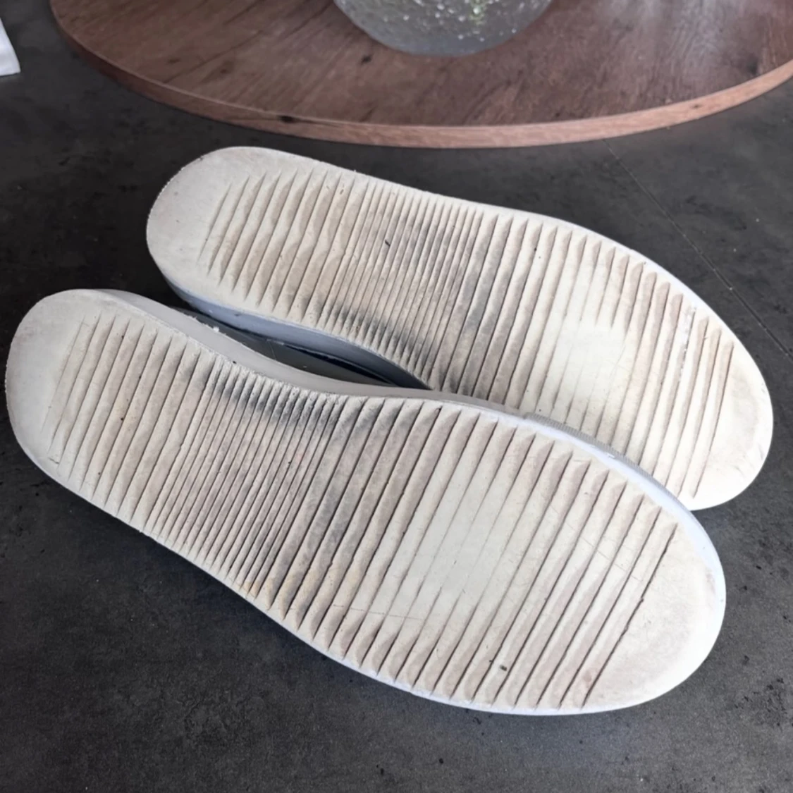 Grå sneakers från Axel Arigato - 4