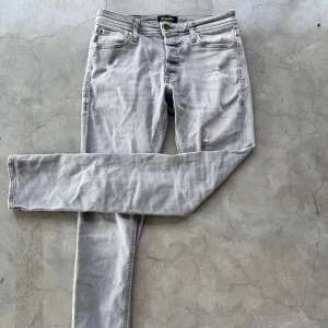 Jack and Jones jeans - Ett par riktigt feta Jack and Jones jeans med SLITNINGAR🤩🔥 De är i storlek 28/32🤩 Vid minsta fundering kontakta mig🎉                                             ⚠️PRIS KAN DISKUTERAS⚠️