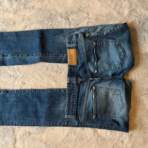 Lågmidjade jeans - Snygga blå lågmidjade jeans från Hugo Boss. Säljer då dom är för stora på mig💕