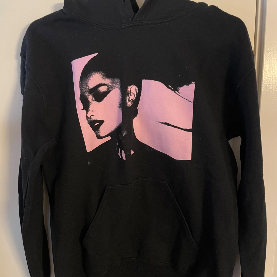 Svart Ariana Grande hoodie  - 1