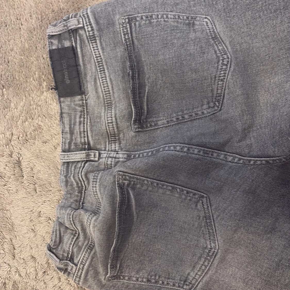 Grå bootcut jeans från Gina Tricot - 4