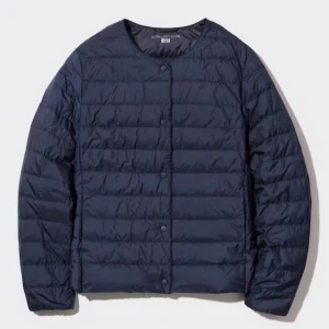 Mörkblå dunjacka från Uniqlo - Säljer en  mörkblå dunjacka från Uniqlo, i superbra skick 