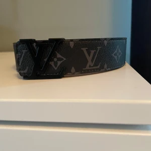 Svart bälte  - Snyggt svart bälte helt nytt 105cm 