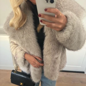 Beige pälsjacka - Säljer en supermjuk och fluffig går/beige pälsjacka. Den är köpt denna höst och har inte kommit till någon användning. Sitter jättefint och passar som storlek S (small) och M (medium). Färgen på bilden är lite dålig, men om du är intresserad hör av dig!💕💕