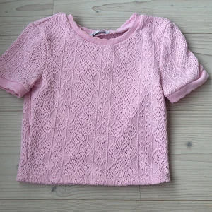 Rosa topp från Zara - Säljer en söt somrig rosa topp från Zara med fint mönster. Jätte bra skick.