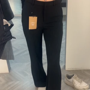 Säljer nu mina kostymbyxor, dem funkar att ha på sig på fest eller till vad som, dem är inte använda, dem är helt nya! - Storleken S, kostymbyxor