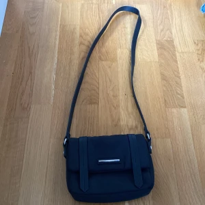 Väska - Jättefin väska från pull & bear, säljer då den aldrig används.
