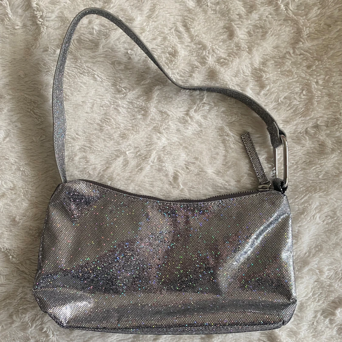 Glittrig silver axelväska från Monki - 2