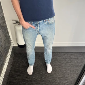 Levis 501 ljusblå - Hej, säljer mina sjukt snygga 501:or i färgen ljusblå. Det är storleken 30,30. Det är inga som helst defekter eller liknande. För fler frågor eller funderingar så är det bara att skriva! 