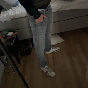 Jack & Jones jeans  - Säljer ett par riktigt snygga jeans från Jack & Jones, 29/30 bra skick 9/10 hör av dig om du har några frågor eller funderingar! Pris kan diskuteras vid snabb affär!🤝