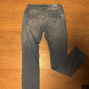 Blåa dondup jeans - Sköna jeans ifrån dondup, modellen: George. storlek: 31. Riktigt bra skick 8/10 Inga defekter. Nypris ~3500