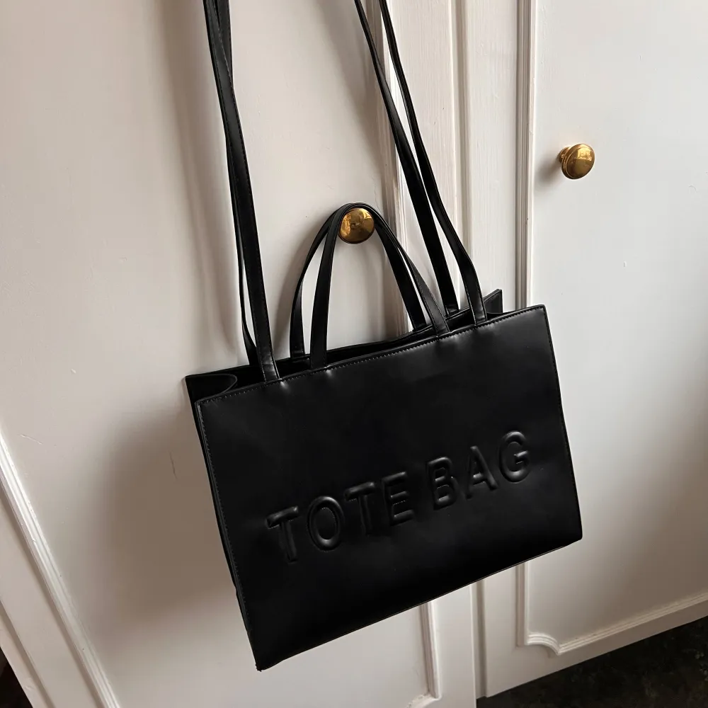 Strukturerad axelväska, har både handtag och ett längre band om man vill bära den crossbody. Perfekt storlek som en vardagsväska/ skolväska då dator får plats.. Laukut & Käsilaukut.