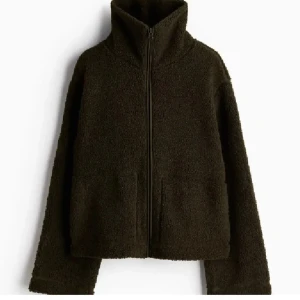 teddyjacka! - Säljer denna olivfärgade jacka från hm!! Jätte fin och passar perfekt nu till våren.