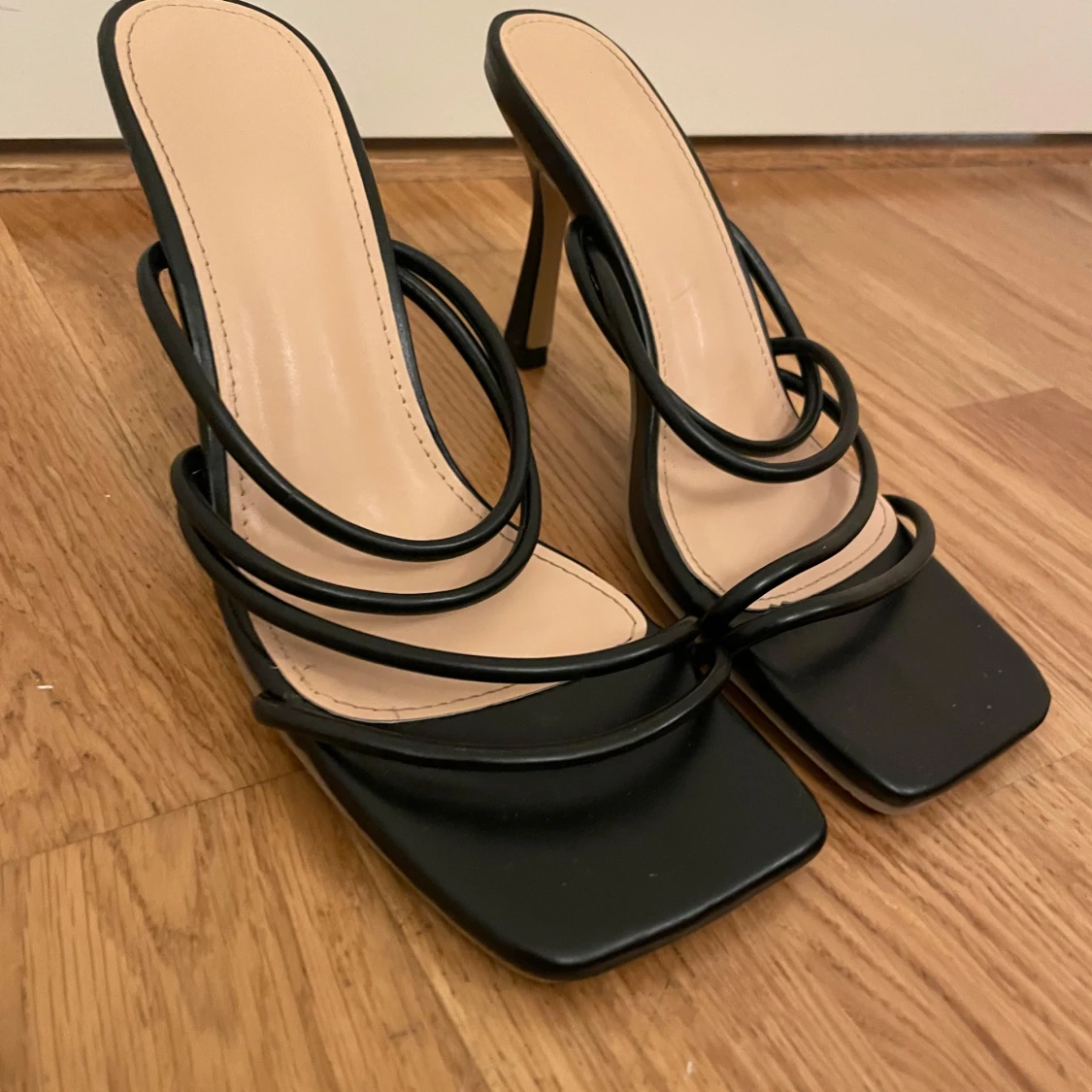 Svarta klackskor med remmar - 2