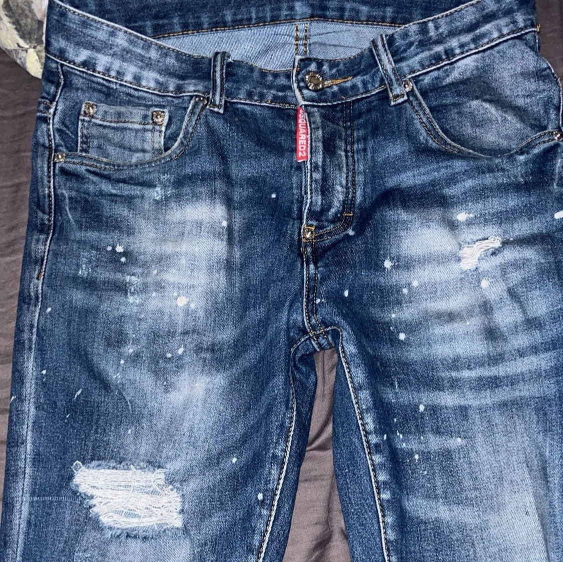 Blå jeans med slitningar från Dsquared2