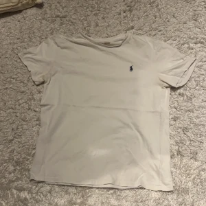 Ralph Lauren Tröja - Säljer nu denna snygga tröjan från Ralph Lauren🌟 Hör av er vid frågor eller funderingar 🤩