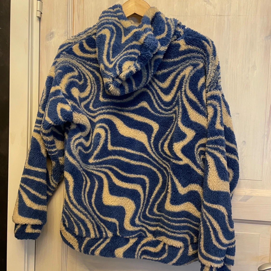 Blå och beige mönstrad hoodie från Lindex - 1