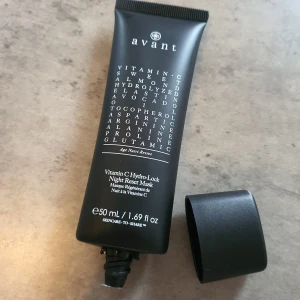 Night Reset Mask - En lyxig nattmask från Avant med Vitamin C för att återfukta och återställa huden. Innehåller ingredienser som avokado och hyaluronsyra för att ge näring och elasticitet. Perfekt för en återfuktad och strålande hud. Helt ny och oanvänd!