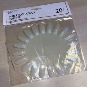 Nagellacksfärgpalett - Nagellacksfärgpalett med 20 ovala plastspikar för att testa och visa olika nagellacksfärger. Perfekt för nagelstylister eller hemmabruk för att organisera och planera nagellooks. Helt oanvänd!