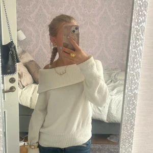Vit offshoulder tröja från H&M - Säljer en vit offshoulder tröja från H&M.har använt några gånger men kan alltid trätta🫶🏻☺️