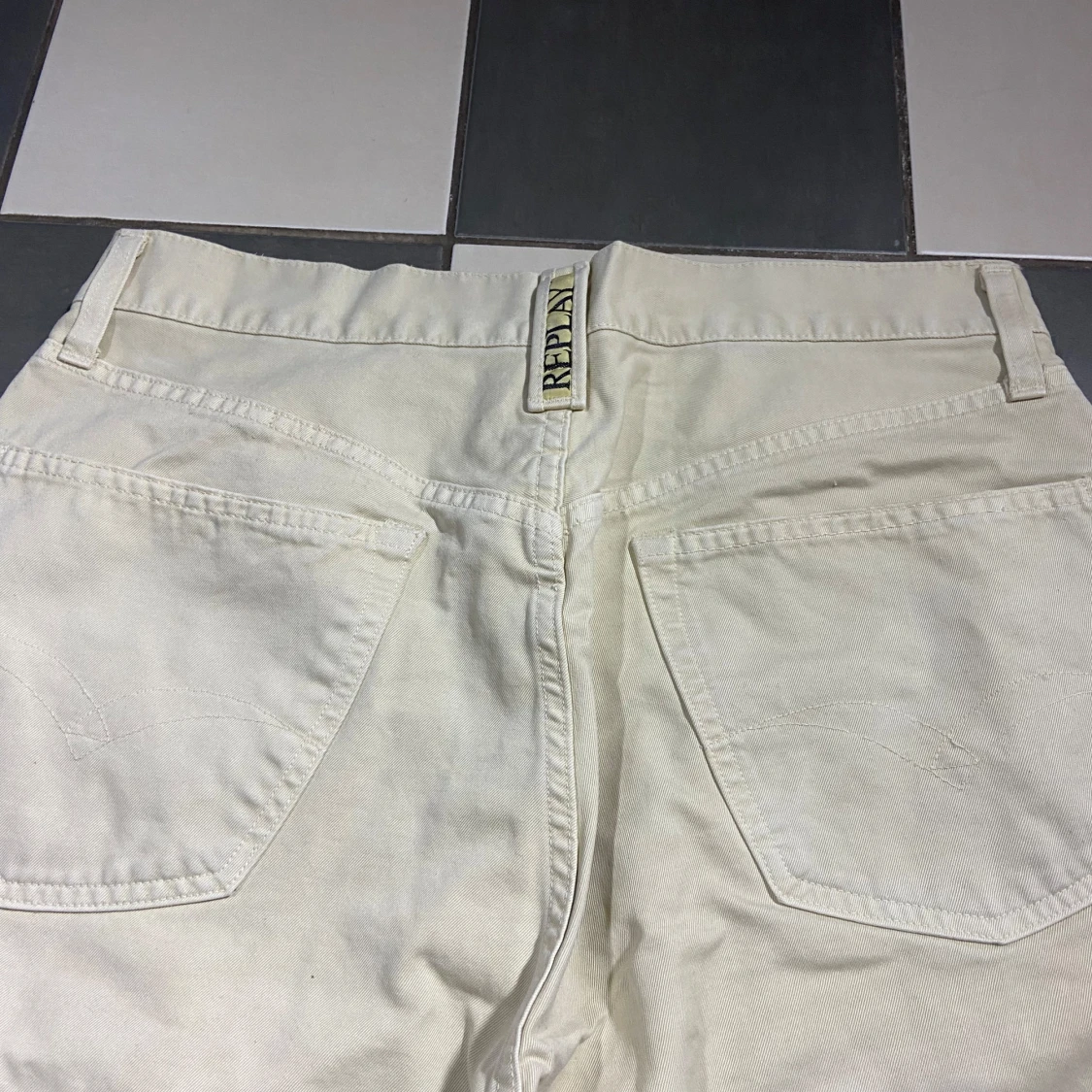 Beige jeansbyxor från Replay - 3