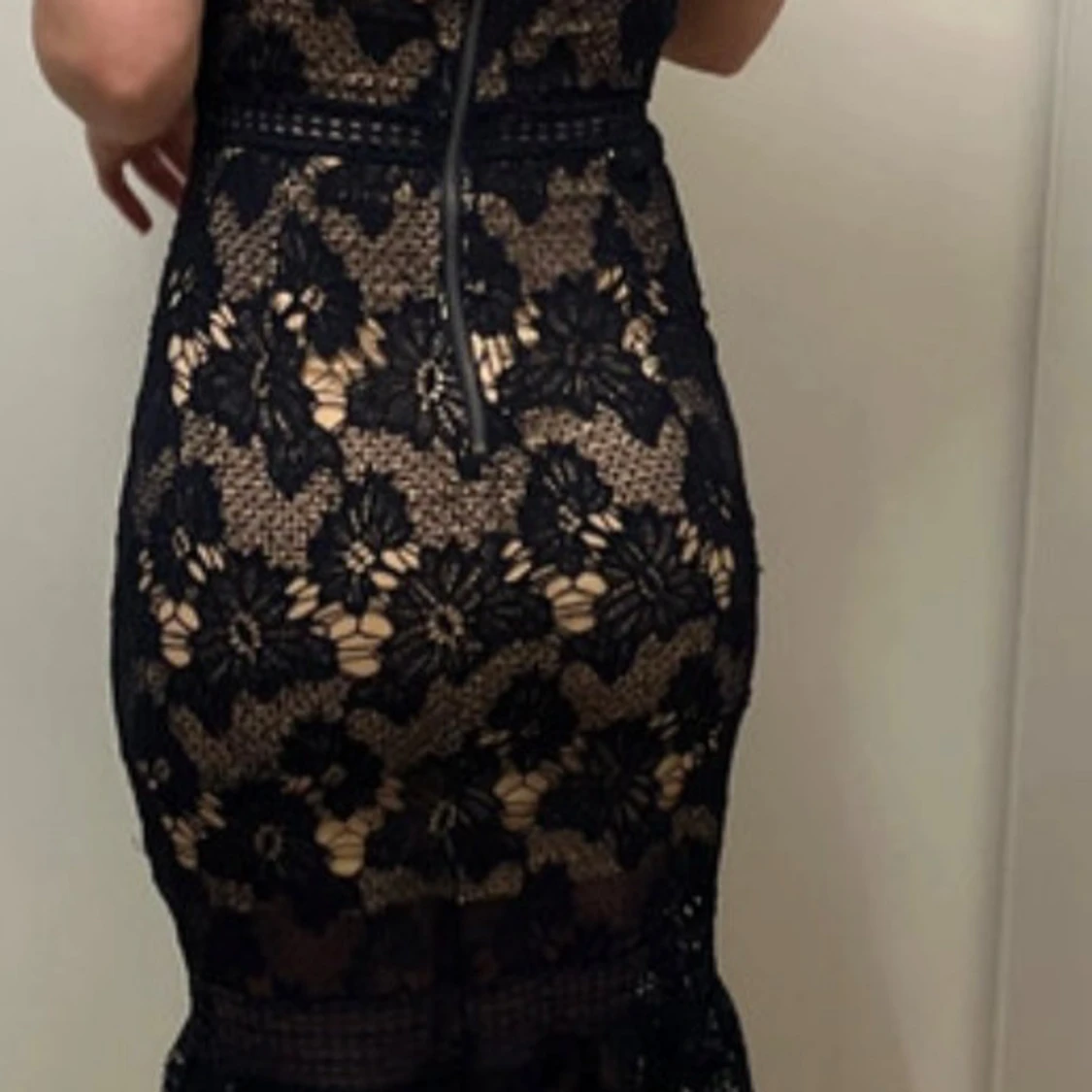 Marinblå spetsklänning med dragkedja - 1