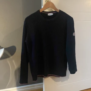Svart moncler tröja - säljer nu denna fina moncler tröjan som har ett bra skick. Srl: S. hör gärna av er vid frågor och funderingar😃
