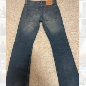 Levi's 507 jeans - Jättefina Levi's 507 jeans i blå. De har en bootcut-stil och är i bra skick Storleken är W28 L32. Sköna och jättesnygga jeans! 