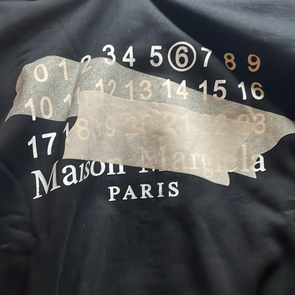 Säljer en svart hoodie från Maison Margiela, köpt för 5000kr passar inte mig perfekt. Mitt pris 3000kr. Priset går att fixa vid snabb affär . Tröjor & Koftor.