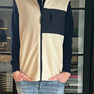 A Days March fleece väst - En fleece väst ifrån märket A Days March i storlek S! Västen är sprillans ny med tagsen kvar! Skick: 10/10! Nypris: 1149kr! Mitt pris: 599kr! Hör av dig vid minsta lilla fundering!