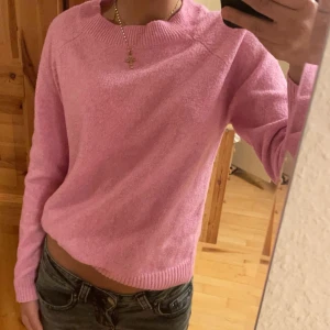 Rosa VeroModa Tröja - Säljer en superfin rosa stickad tröja i mycket bra skick. Den är perfekt för både vår och höst med sin mysiga och mjuka känsla. Tröjan har långa ärmar och en rund halsringning. Passar perfekt till jeans för en avslappnad look!🤍