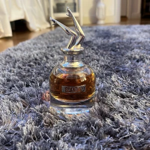 Parfymflaska med benformad kork - Säljer en parfym från Jean Paul. Den var 50 ml från början så kanske ca 40ml kvar!