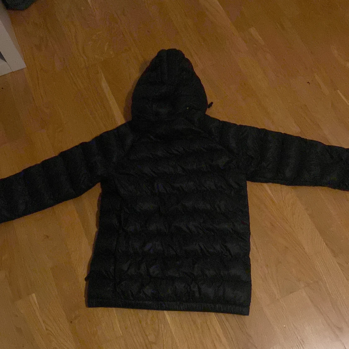 Svart dunjacka från Peak Performance - 90
