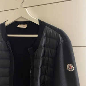 Moncler cardigan  - Moncler cardigan storlek S/M. I jättefint skick, inga skador eller liknande. Köpt förut på vestire collective så har äkthetsbevis därifrån🥰