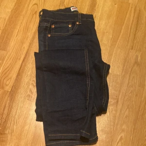 Levi's 512 Slim Taper Jeans - Säljer ett par snygga Levi's 512 Slim Taper jeans i mörkblå denim. De har en slim passform med avsmalnande ben och klassiska femficksdetaljer. Perfekta för både vardag och fest! 🕺använda ca 1-2 gånger, så skicket är i princip nyskick! inköpta för 700