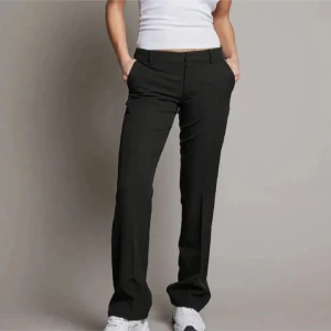 Svarta kostymbyxor från Bik Bok - Snygga svarta kostymbyxor från Bik Bok i storlek S. De har en klassisk design med raka ben och låg midja. Perfekta för både vardag och fest! 🖤