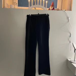 Svarta byxor från Gina Tricot - Säljer ett par svarta byxor från Gina Tricot i storlek XS.