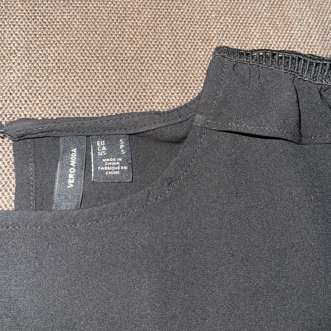 svart blus med volangdetaljer - 93