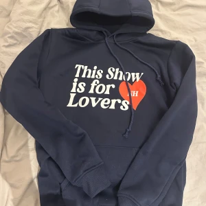 Niall Horan merch (marinblå hoodie) - Säljer denna snygga mörkblå niall hoddien då den inte passar. På baksidan finns turnédatumen för hans konsert. Den är helt oanvänd och super bekvämt material. Hör av dig vid minsta fundering 🙏🏼💞💞OBS- detta är ej äkta merch.