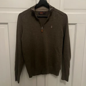 Brun ulltröja från Morris - Brun half zip från Morris i 100% merino ull. Tröjan är i storlek S. Ett minimalt hål på framsidan i höjd med höger armbåge(se bild 4, lätt att laga) annars i perfekt skick. Tveka inte på att höra av dig vid frågor. Köparen står för frakt.