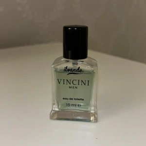 Eau de toilette för män från Vincini - Säljer en elegant eau de toilette för män från Vincini. Flaskan rymmer 15 ml och har en stilren design med svart lock. Perfekt för den som vill ha en fräsch doft i en smidig storlek. Aldrig använt.