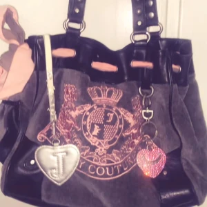 SÖKER!!  Juicy Couture väska - söker sån här väska kontakta mig / eller om du har liknande 