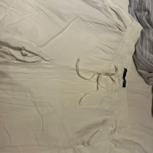 Vita linnebyxor från lager 157 - Säljer ett par vita linnebyxor, de är från lager 157 köpta 2 år sedan.