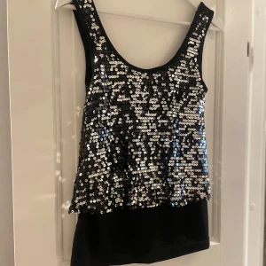 Svart paljettlinne - Svart paljettlinne ifrån Vero Moda i mycket bra skick!