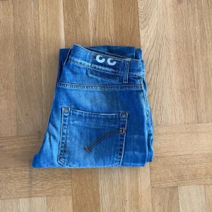 Dondup jeans - Hej, säljer nu ett par feta dondup jeans i storlek 33 men skulle säga att dom sitter som 31. Dom är i bra skick och har en unik tvätt med feta slitningar. Vid frågor och funderingar är det bara att höra av sig.