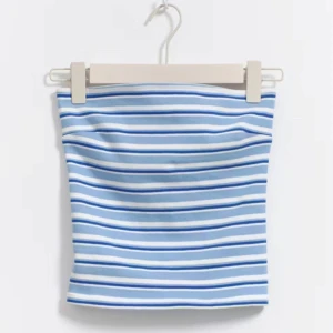 Randig tubtopp i blått och vitt - Blå och vit randig tubtopp som aldrig har används. Köpte den för 159kr på Gina Tricot. Jättefin 