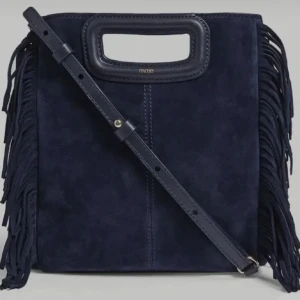 Maje M bag - Så snygg mini m bag från Maje, köpt på farfetch för ett par år sedan, sparsamt använd och inga synliga defekter utöver på handtaget(bild:4)! Osäker på nypris men ungefär mellan 2500kr. Det tillkommer dustbag, kedja och läderband. Vissa lånade bilder men skriv för fler egna bilder eller vid frågor!💕💕