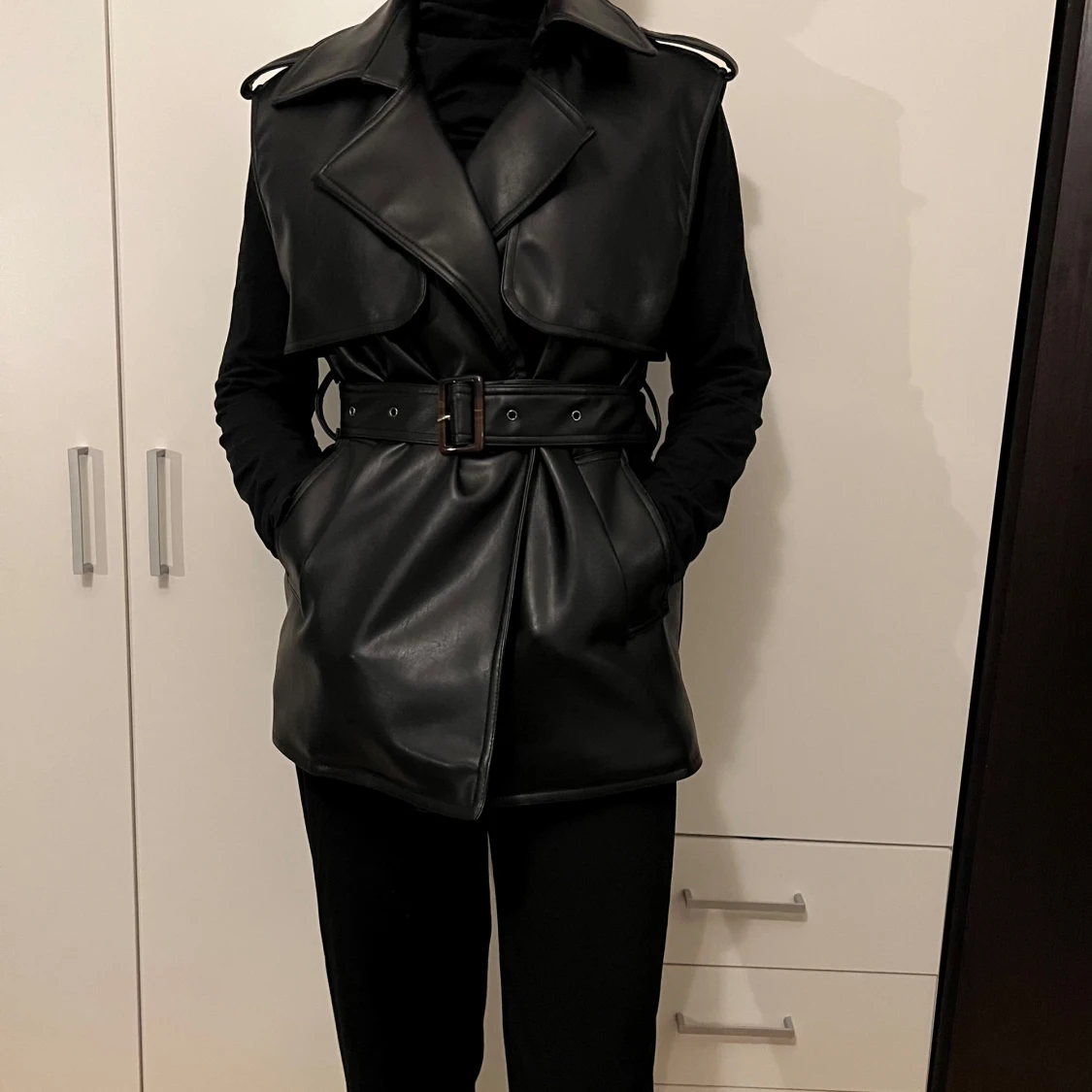 Svart skinnväst med bälte